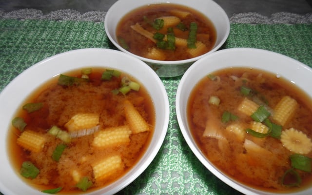 Missoshiro com macarrão instantâneo, kani kama e mini milho
