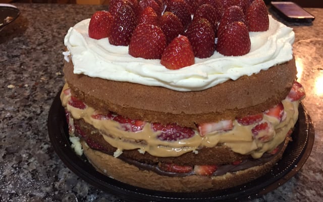 Torta de pão de ló e morango