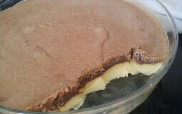 Sorvete americano com camadas de creme e chocolate