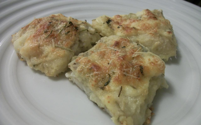 Postas de robalo com creme de cebola ao forno