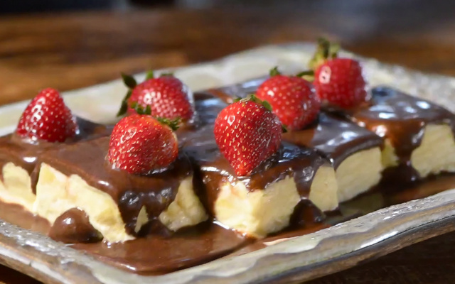 Bombom de morango na travessa