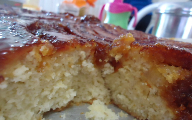 Bolo de banana caramelizada fácil