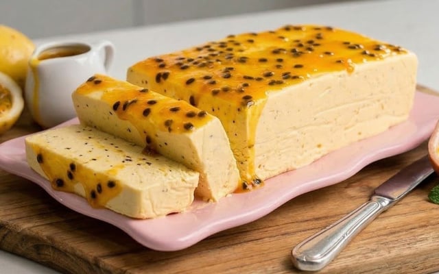 Mousse de maracujá de corte finalizada com calda da fruta