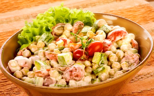 Salada de grão-de-bico e abobrinha