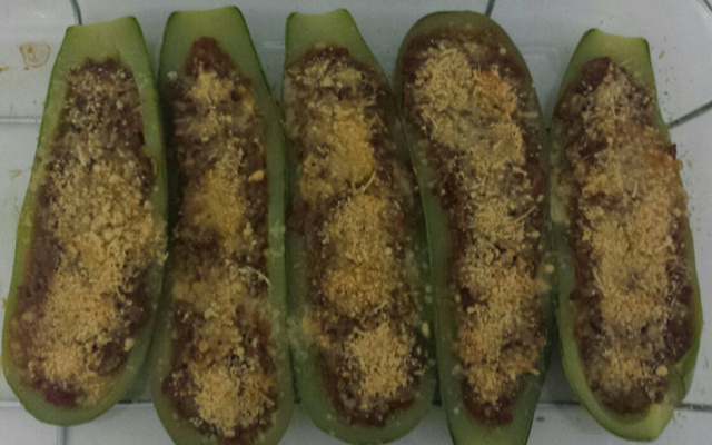 Canoa de abobrinha recheada com carne moída