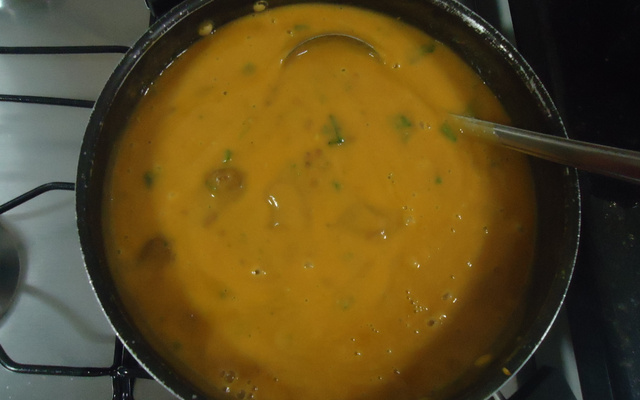 Caldo cremoso de mandioquinha salsa com carne de panela