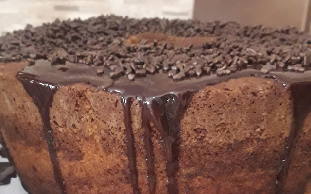 Bolo de chocolate com cobertura
