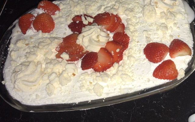 Merengue de morango com suspiros