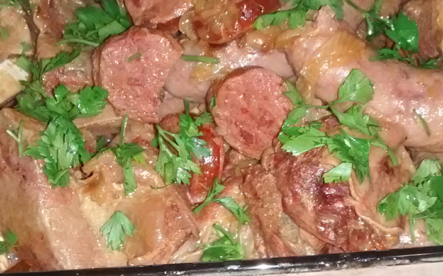 Carne de costela com linguiça na panela