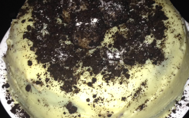 Bolo de Oreo com cobertura de leite em pó