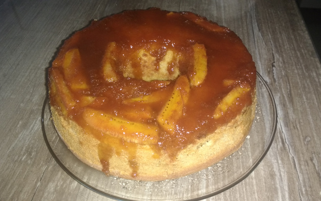 Bolo de banana caramelizado de massa pronta