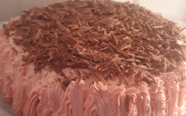 Pão de ló de chocolate com recheio e cobertura