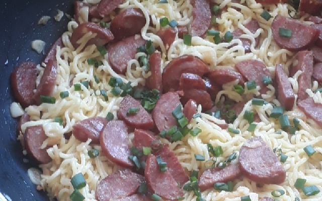 Macarrão instantâneo com calabresa