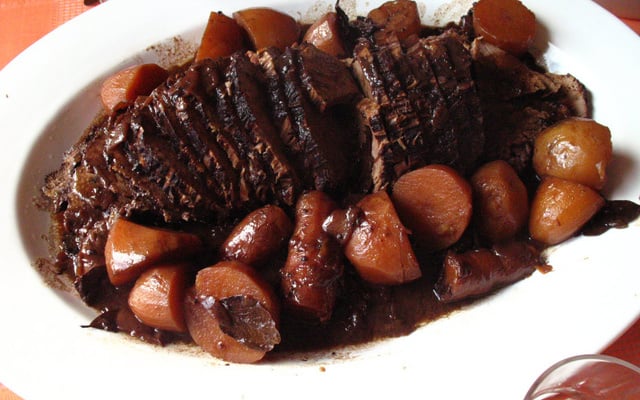 Carne assada ao molho de cerveja preta