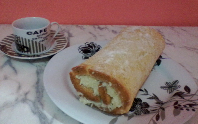 Rocambole de coco e brigadeiro branco