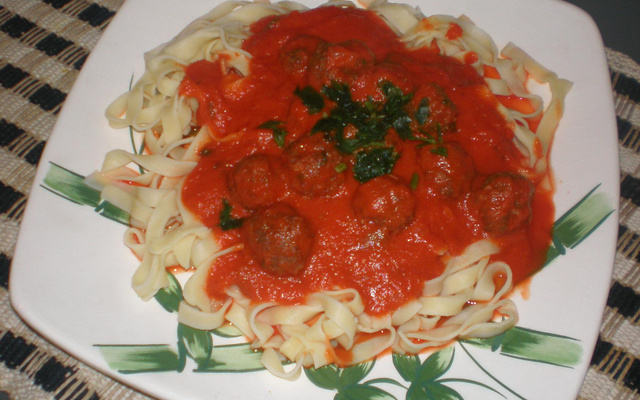 Espaguete com almôndegas