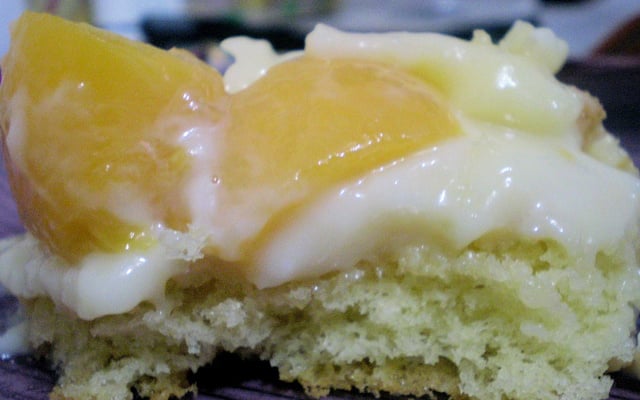 Bolo torta de pêssego em calda