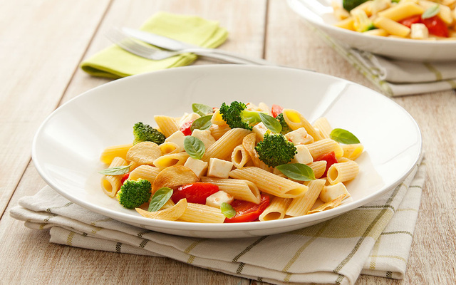 Penne Singulérico com Brócolis, Tomatinhos, Queijo Minas e Manjericão