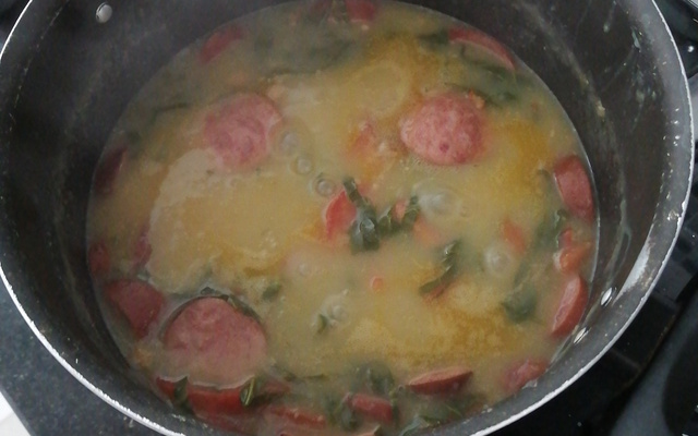 Caldo de batata-doce com linguiça calabrasa