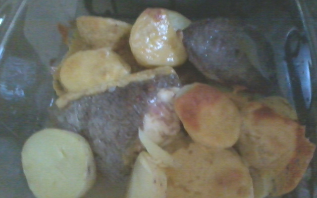 Bife com batatas assadas
