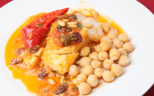 Bacalhau com grão-de-bico ao forno