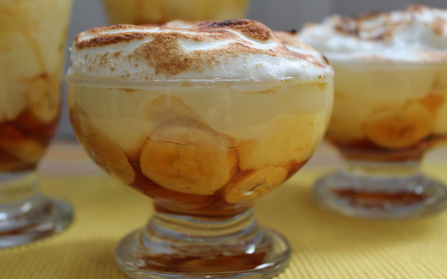 Chico balanceado com banana