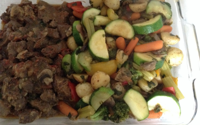 Músculo e vegetais com cerveja na panela de pressão