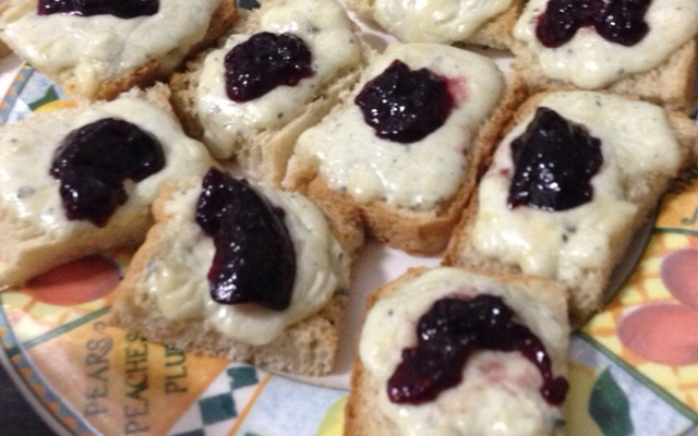 Canapé de gorgonzola com frutas vermelhas