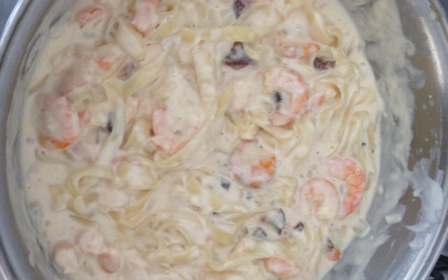 Macarrão ao molho branco com bacon e camarão