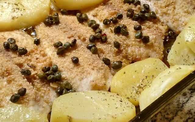 Filé de peixe na farofa ao molho de alcaparras