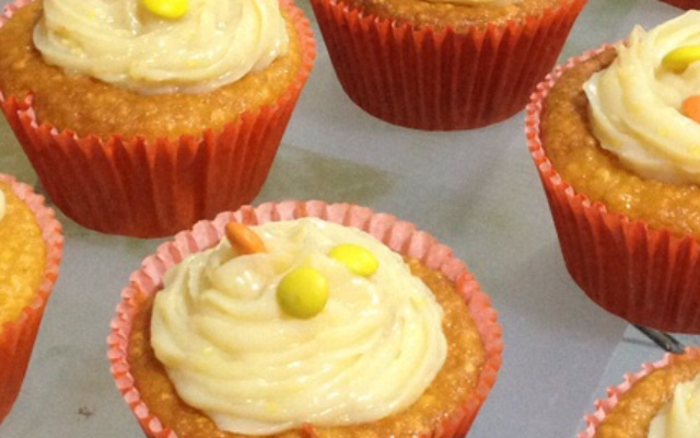 Cupcake de milho com goiabada e doce de leite