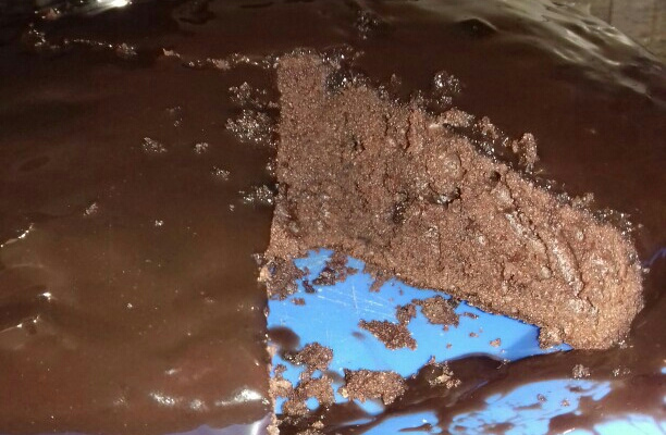 Bolo de chocolate com cobertura cremosa