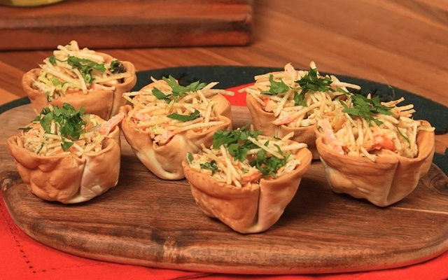 Salpicão de pernil com batata palha na cesta de massa de pastel