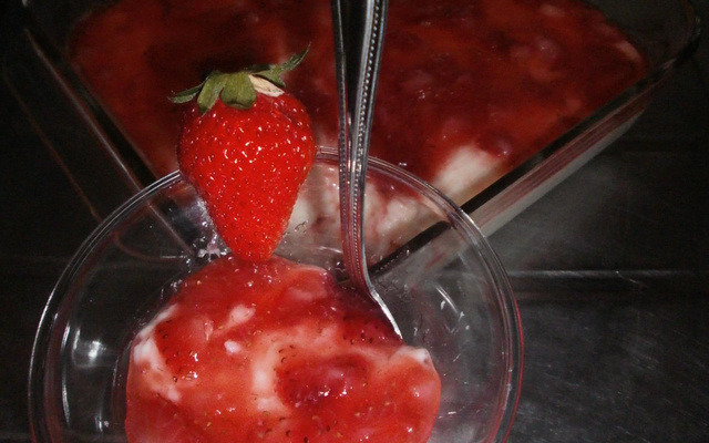 Manjar com calda de morango