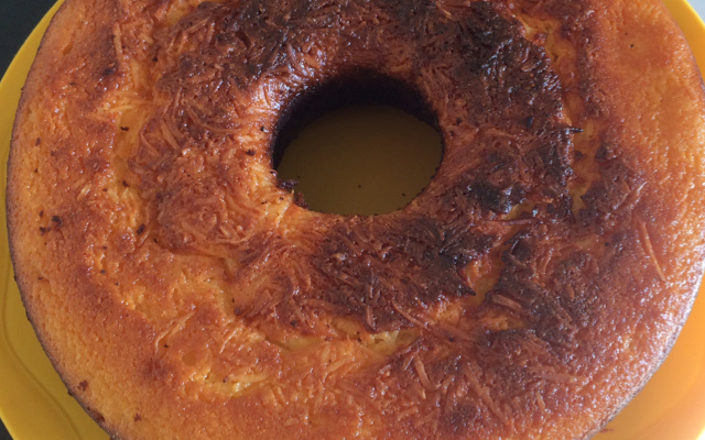 Bolo de fubá com queijo canastra