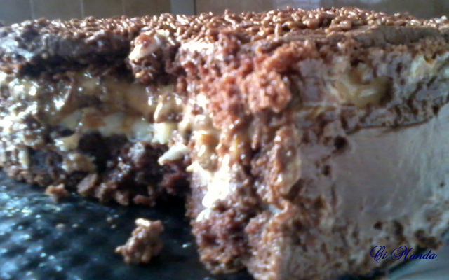 Bolo recheado com doce de leite, ameixa e cocada