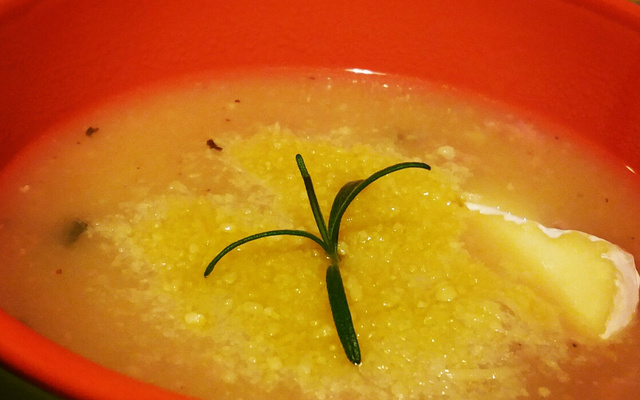 Sopa de batata com linguiça mista e queijo brie