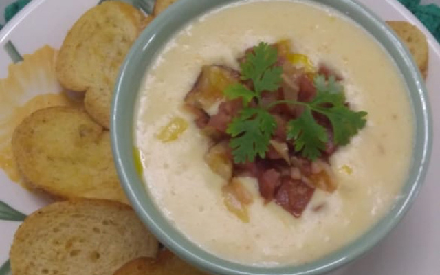 Sopa de batata com calabresa