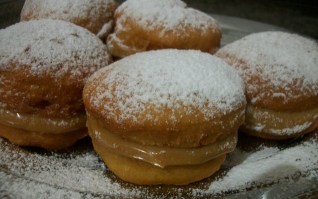 Sonho com recheio de doce de leite