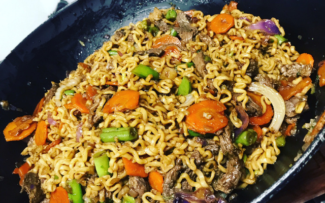 Yakissoba de carne com legumes do ED