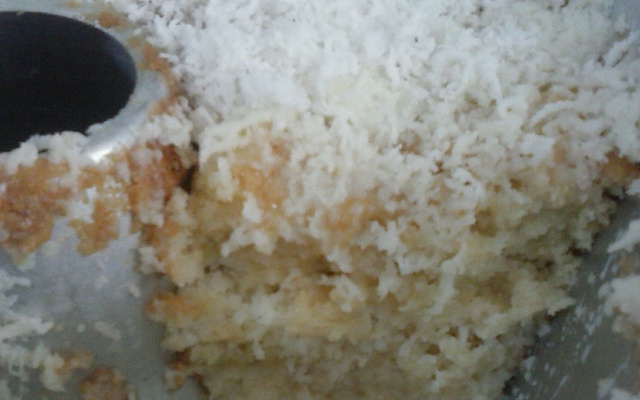 Bolo simples com recheio de coco