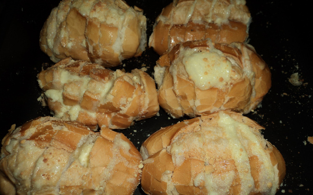 Pão francês assado com creme de alho