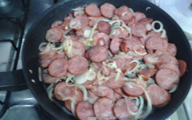 Linguiça seca acebolada com limão