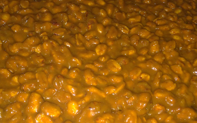 Pé de moleque com leite condensado