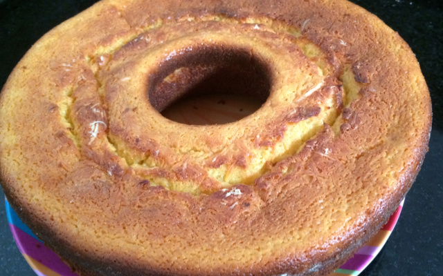 Bolo de fubá com queijo canastra