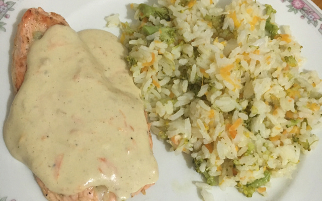 Salmão ao molho branco com cenoura