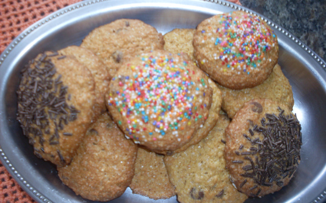 Biscoito vitaminado de aveia com chocolate ou uvas passa