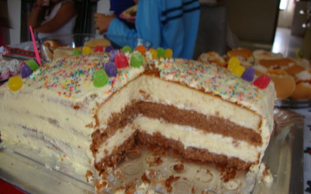 Bolo de aniversário colorido