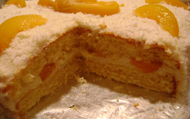 Bolo de laranja com recheio de pêssego e creme de coco
