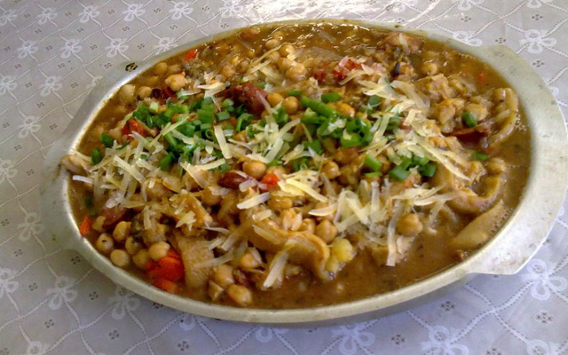 Dobradinha com grão-de-bico e costelinha de porco